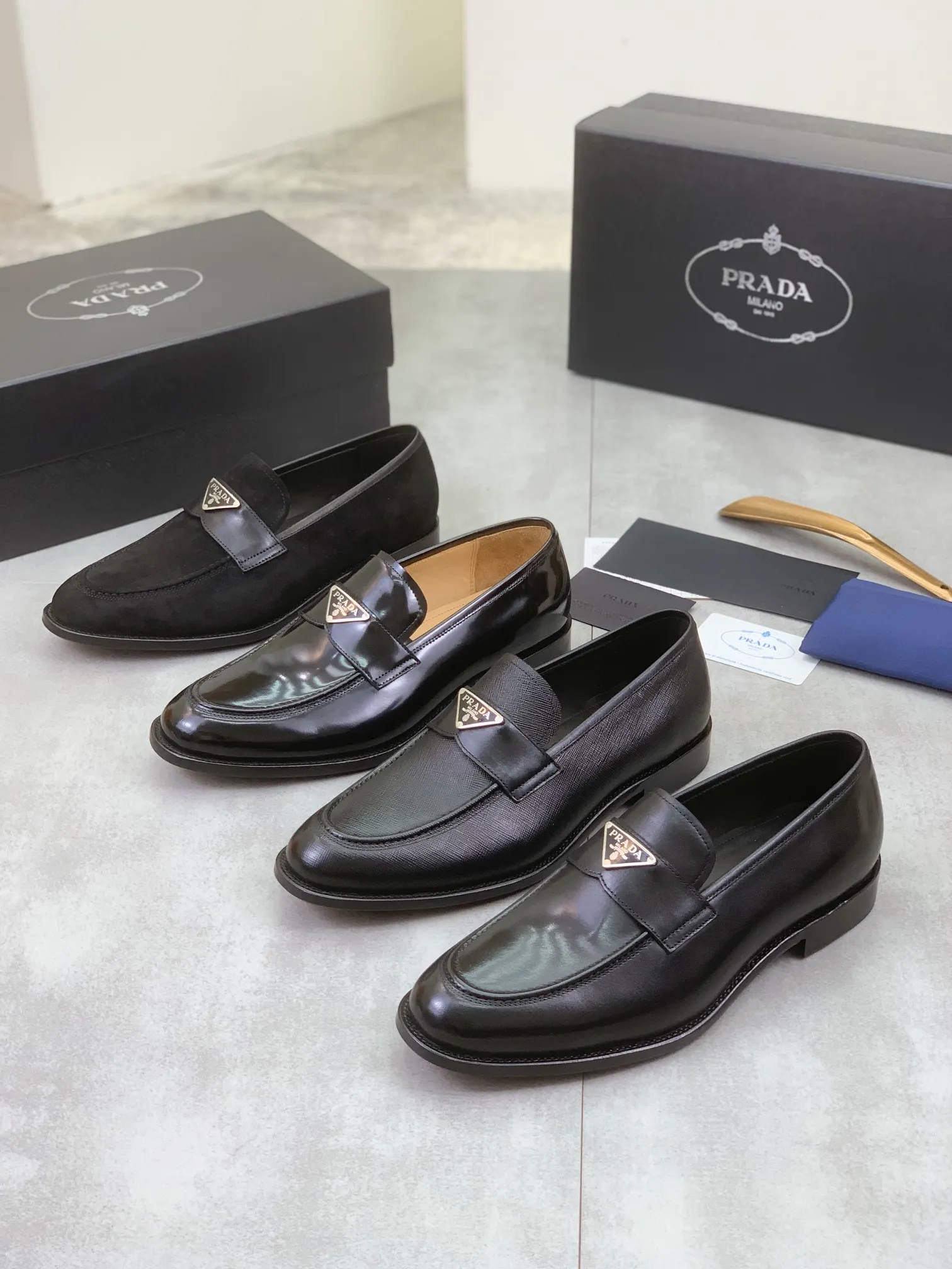 Factory price P920 💰 (high-grade genuine leather outsole) original quality, top version 🔱 ＰＲＡＤＡPrada. Men's business casual leather shoes, top quality leather shoes. 1:1 shipment ⬆️Luxurious and noble 👞All imported original brand fabrics, just to create a more comfortable wearing experience. Upper: Original comfortable selected frosted calfskin ➕Top imported water-dyed full cow lining, original lightweight and comfortable high-grade genuine leather outsole ✔️Number: 39-44 (38.45.46 can be customized)